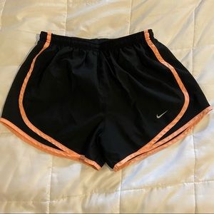 BLACK WOMENS NIKE ATHLETIC SHORTS